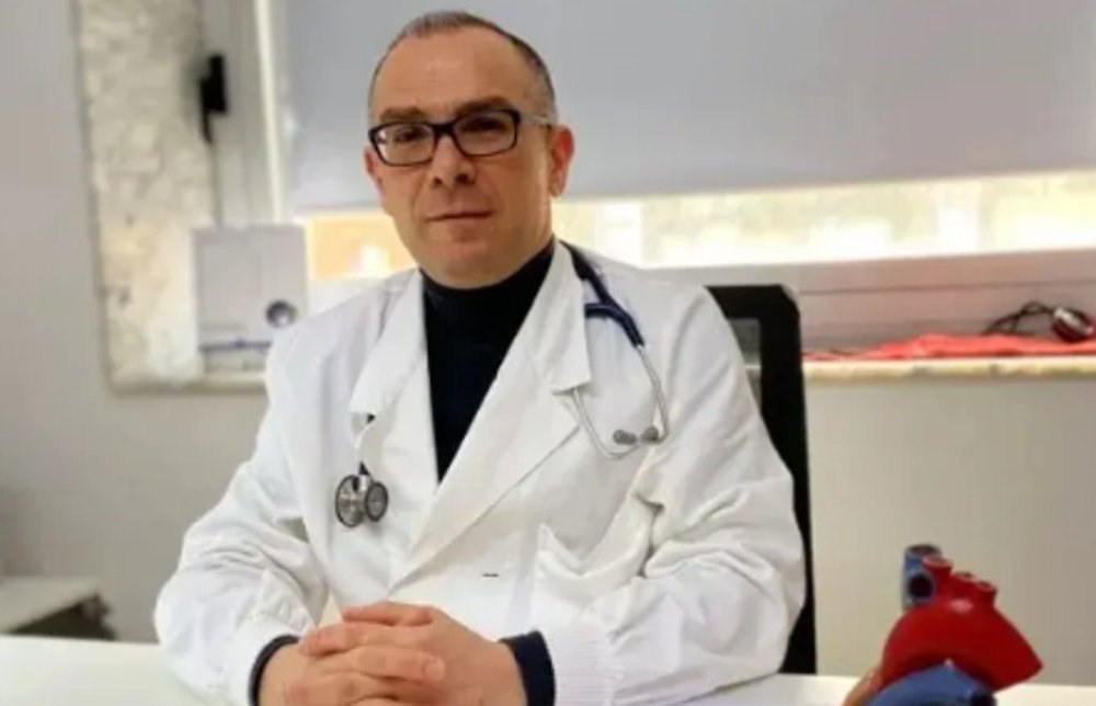 Il Dott. Davide Piano, cardiologo a Cagliari, nel suo ambulatorio cardiovascolare