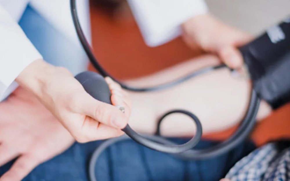 Misurazione della pressione arteriosa durante una visita cardiologica a domicilio a Cagliari